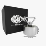 Productfoto van allround 360° vismagneet met driehoekige oogbout, afmeting 70×40 mm, geleverd in luxe zwarte doos.