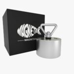 Productfoto van allround 360° Beast vismagneet met driehoekige oogbout, geleverd in luxe zwarte opbergdoos.