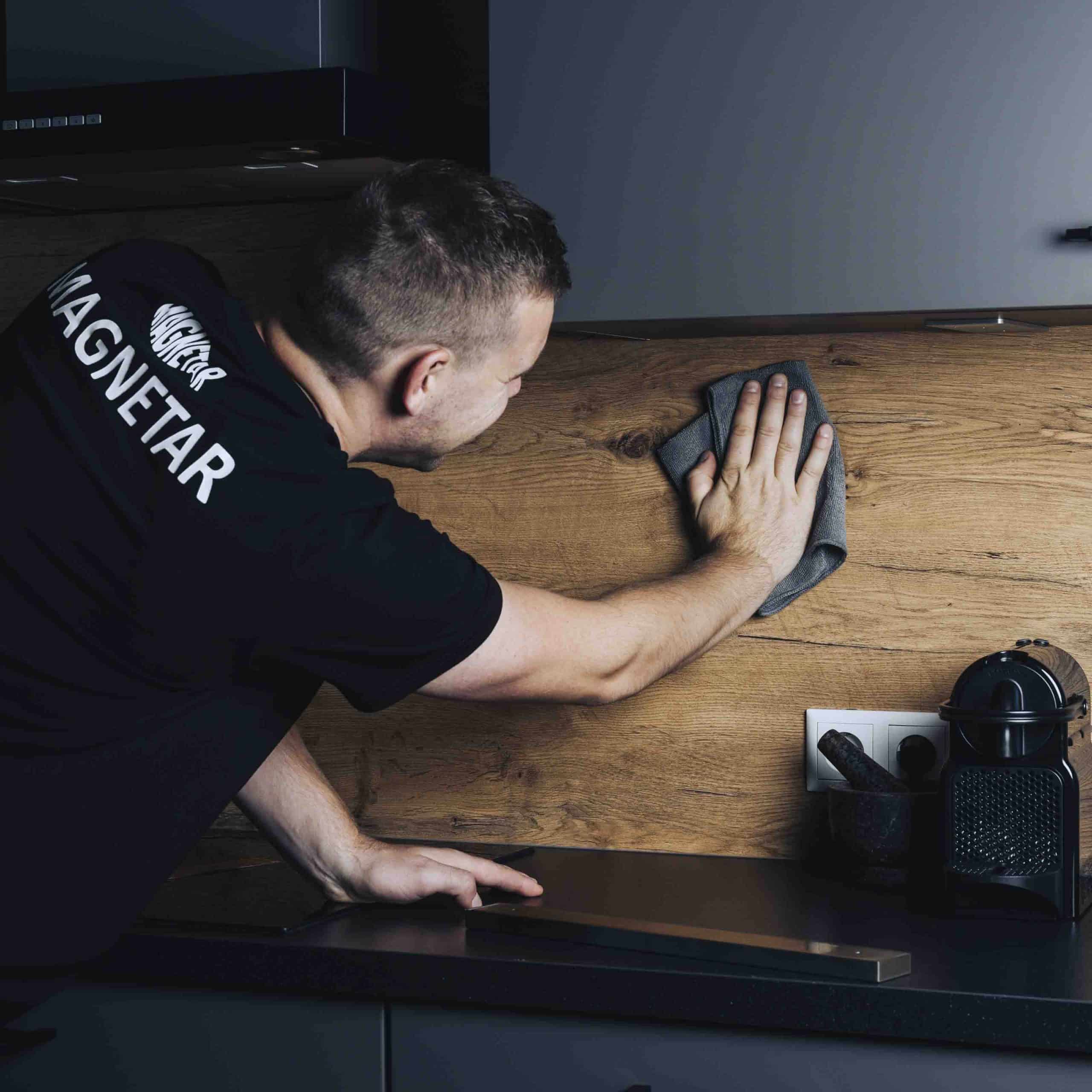 Magneetstrip muur schoonmaken