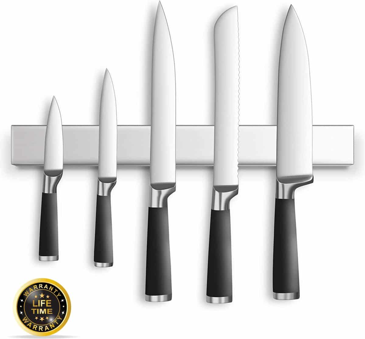 Magnetische messenstrip in roestvrij staal met vijf keukenmessen, ideaal voor veilige en overzichtelijke opberging.