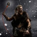 Sfeervolle lifestylefoto van een man verkleed als Viking, die in de sneeuw een touw met zware vismagneet vasthoudt.