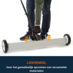 Magneetbezem met handige loshendel, ideaal voor snel en eenvoudig verwijderen van opgevangen metalen materialen.