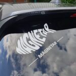 Witte Magnetar sticker op achterruit van auto, stoere en opvallende autodecoratie voor magneetvissers.
