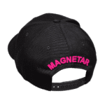 Zwarte verstelbare cap met geborduurd roze Magnetar logo op de achterkant, stijlvol en comfortabel voor dagelijks gebruik.