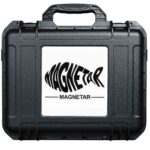 Bovenkant van een zwarte vismagneet koffer, met een handvat en een witte vierkante plaat met daarop een zwarte magnetar logo