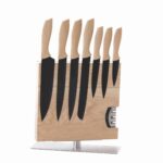 Magnetisch messenblok van hout met zes zwarte keukenmessen en geïntegreerde messenslijper, modern en praktisch ontwerp.