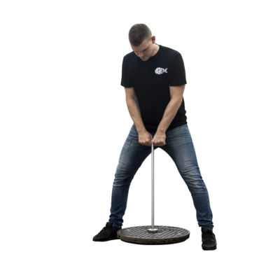 Productfoto van een putdeksellifter, gebruikt om putdeksels mee te tillen, magneet inclusief haak