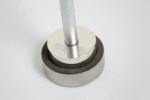 Detailfoto van een magneet in een beschermhoes en een lange steel, ideaal voor het openen van putdeksels