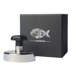 Ronde neodymium vismagneet met handvat, ideaal voor staalhagel verwijderen uit vlees en geleverd in luxe Magnetar geschenkdoos.