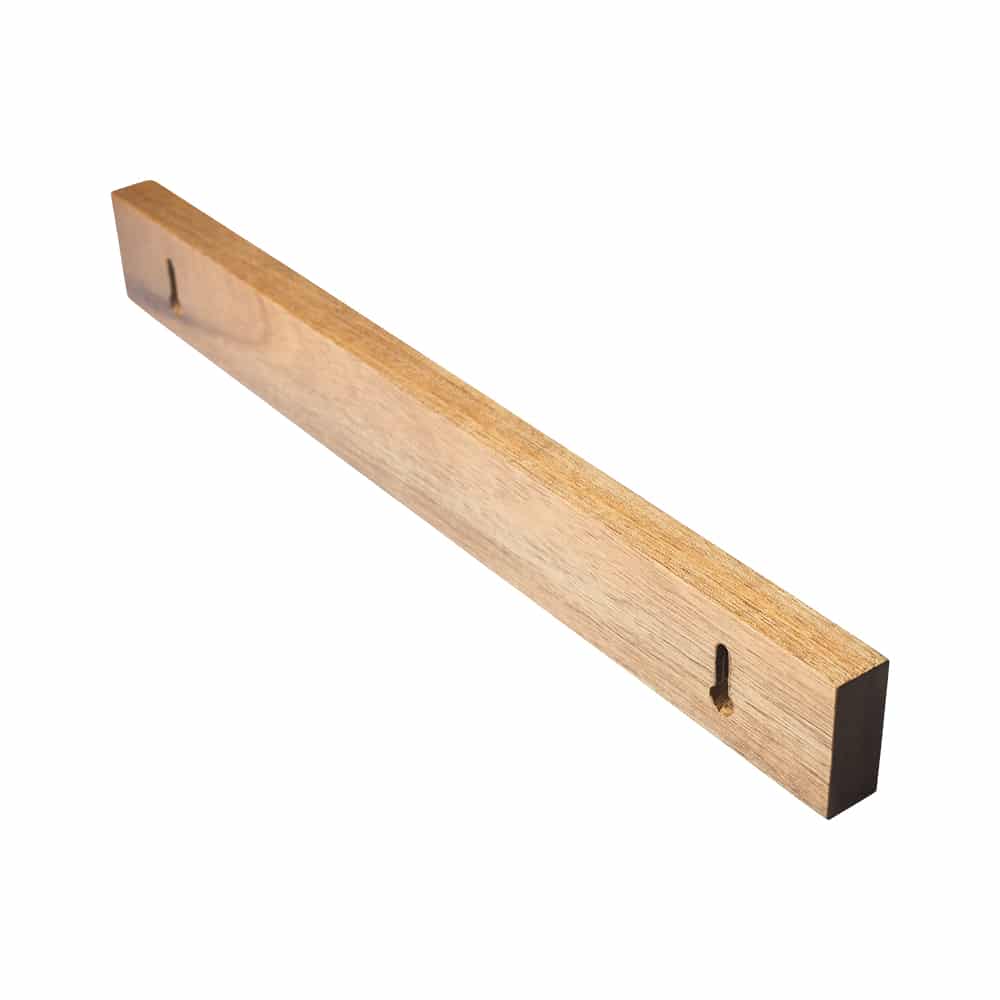De messen magneet heeft twee gaten, waardoor deze opgehangen kan worden.