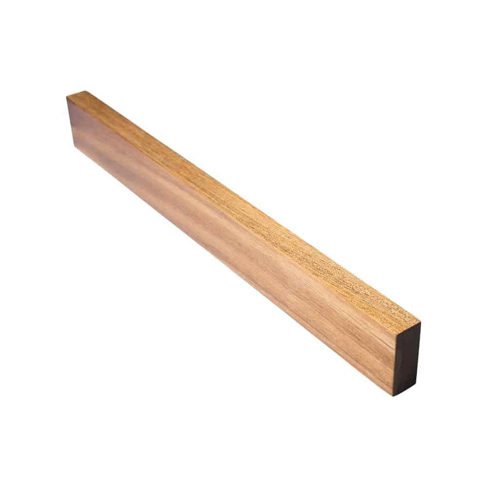 De messen magneet van Magnetar is van stijlvol hout gemaakt.