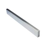 Strakke RVS magneetstrip in rechthoekig design, geschikt voor het ophangen van messen, gereedschap of metalen accessoires.