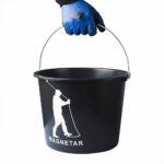 Zwarte Magnetar emmer met metalen hengsel, ideaal voor het schoonmaken en vervoeren van vondsten bij magneetvissen.