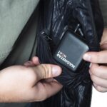Magnetar Heat powerbank in binnenzak van verwarmde jas, compacte energiebron voor warmteregeling tijdens koud weer.