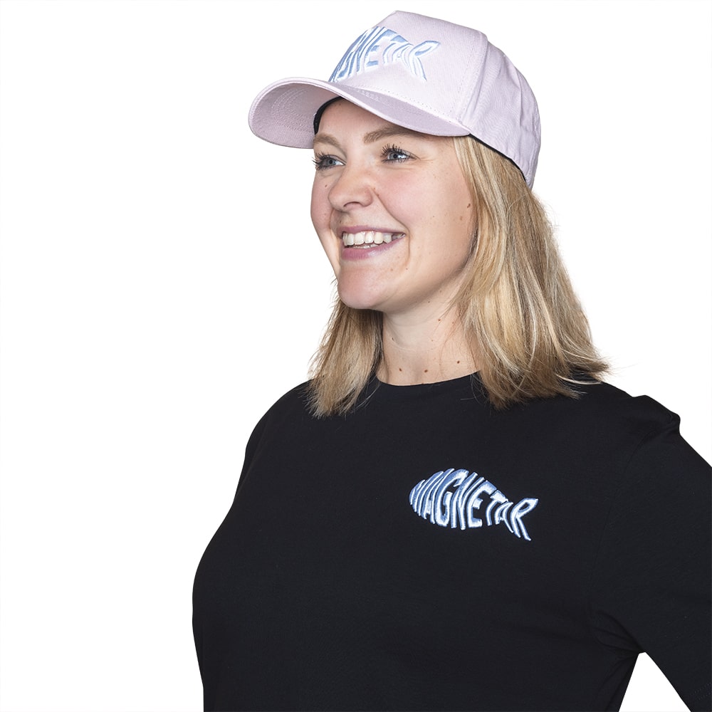 De baseball cap voor vrouwen is roze met een witte opdruk