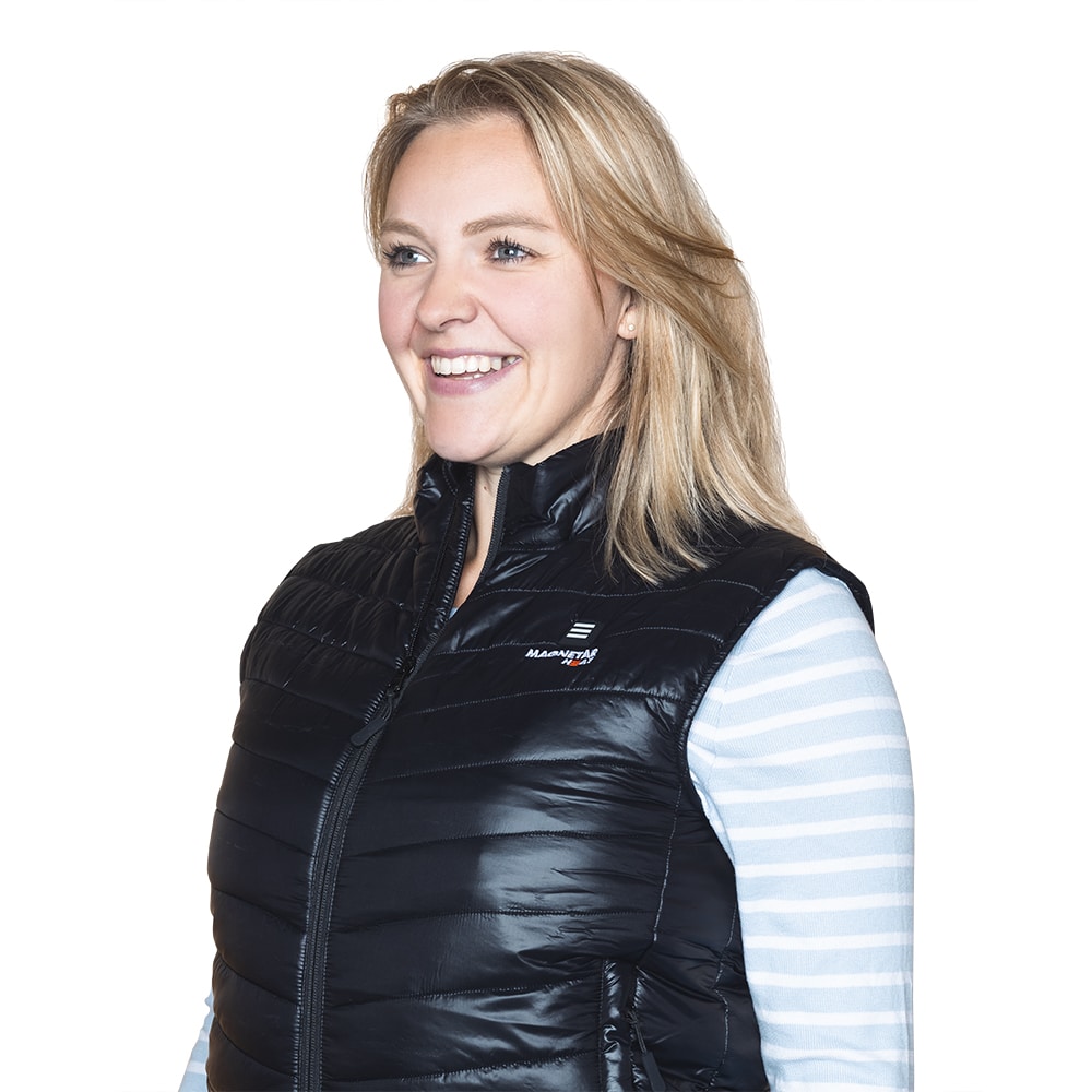 De verwarmde bodywarmer ziet er stijlvol uit.