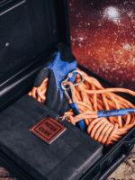 Robuuste magneetvis koffer met Mega Cube vismagneet, oranje touw en beschermende handschoenen voor veilig en krachtig magneetvissen.