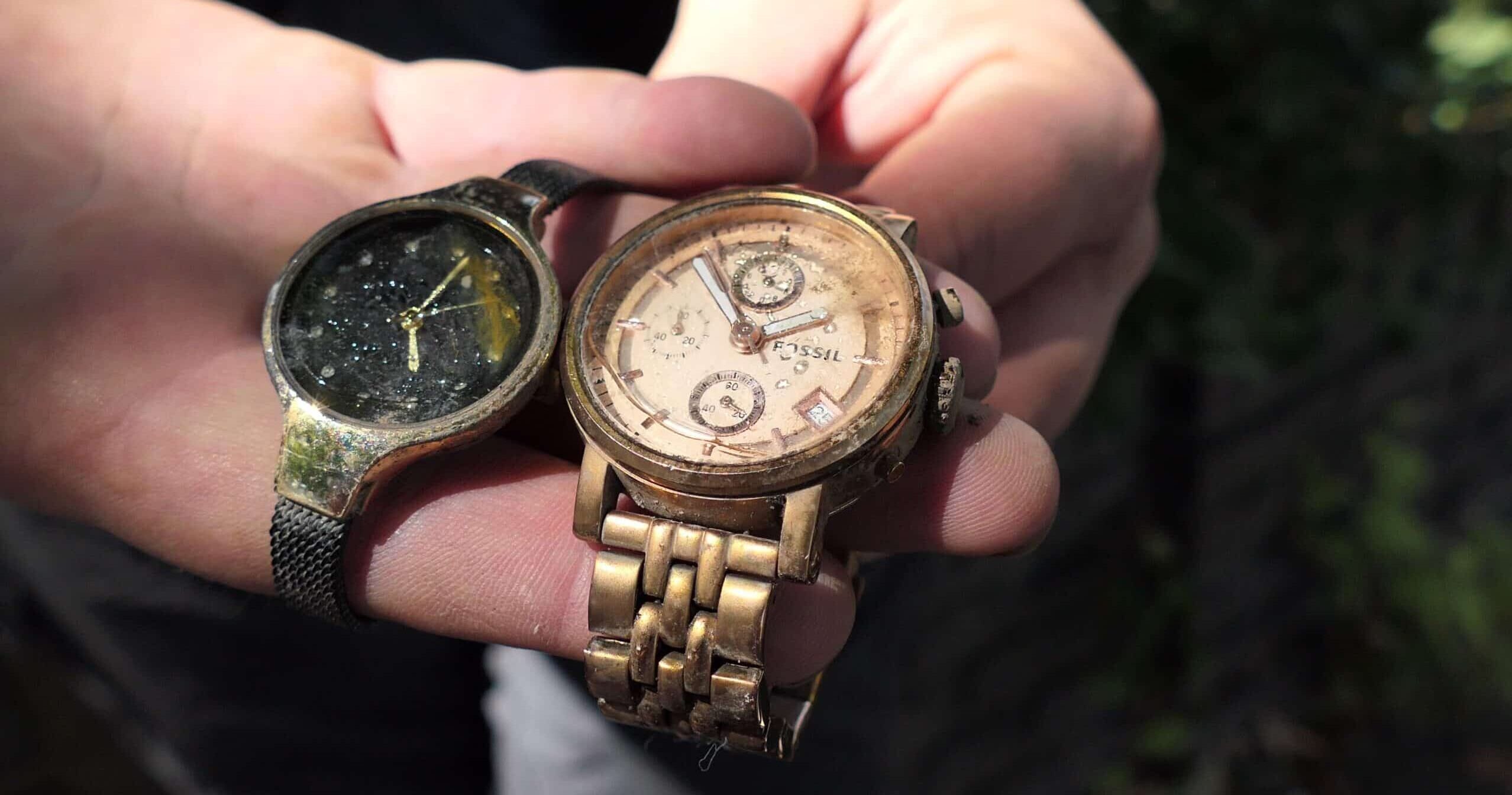 Tijdens het magneetvissen een zwarte, onduidelijk merk, horloge gevonden en een beige kleurige horloge van het merk Fossil