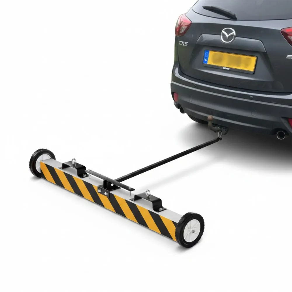 Magnetische terreinbezem met wielen en trekstang achter auto, hero afbeelding, voor het opruimen van metaal op oprit en terrein