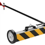 magnetische terreinbezem met wielen en lange hendel, productfoto van magnetische veegbalk voor het oppakken van metaal van de grond.