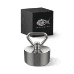 Productfoto van een neodymium Hardcore vismagneet met oogbout en roestvrijstalen bevestiging, geleverd in Magnetar verpakking voor magneetvissen.