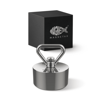 Productfoto van een neodymium Hardcore vismagneet met oogbout en roestvrijstalen bevestiging, geleverd in Magnetar verpakking voor magneetvissen.