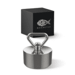 Productfoto van cilindervormige neodymium Terror vismagneet met driehoekige oogbout en zwarte opbergdoos voor magneetvissen.
