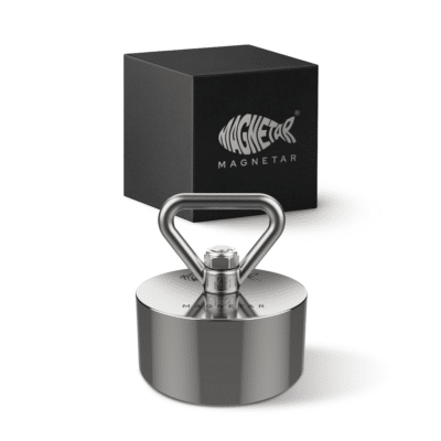 Productfoto van cilindervormige neodymium Terror vismagneet met driehoekige oogbout en zwarte opbergdoos voor magneetvissen.