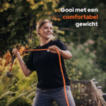 Lifestyle afbeelding van vrouwelijke magneetvisser met Hardcore vismagneet en touw, comfortabel werpgewicht voor beginners en recreatief magneetvissen.