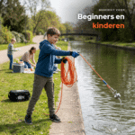 Lifestyle afbeelding van kind dat magneetvist langs een kanaal met easy vismagneet en touw, geschikt voor beginners en kinderen.