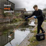 Lifestyleafbeelding van Cube vismagneet tijdens magneetvissen langs een kanaal, met goed werpgewicht, gevlochten touw en beschermkoffer.