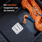Lifestyleafbeelding van Mega Cube kubusmagneet in beschermkoffer met sterk gevlochten touw, ontworpen voor krachtig magneetvissen.