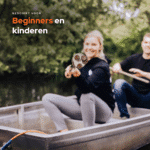 Lifestyle afbeelding van jonge magneetvissers in een boot met vismagneet, geschikt voor beginners en kinderen tijdens recreatief magneetvissen.