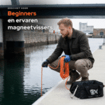 Lifestyle afbeelding van magneetvisser aan de waterkant met Hardcore vismagneet en touw, geschikt voor beginners en ervaren magneetvissers.