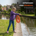 Lifestyle foto van kind dat veilig magneetvist met touw, ontworpen als introductie tot magneetvissen voor kinderen