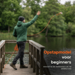Lifestyle foto van beginner die een Classic vismagneet met touw vanaf een steiger in het water werpt voor magneetvissen