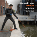 Lifestyle-afbeelding van magneetvissen met sterk touw in een haven, gericht op serieuze vangsten en een breed zoekgebied